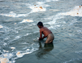 Un homme se baigne dans le Gange. (Sanjay Kanojia/AFP/Getty Images)