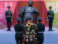 Hong Kong, 21 août: des soldats chinois déposent des fleurs devant la statue de l’ancien dirigeant chinois Deng Xiaoping lors de l’Exposition consacrée à son 110e anniversaire. Cette célébration est vue par certains analystes comme un indice des intentions du dirigeant actuel Xi Jinping. (Lam Yik Fei/Getty Images)