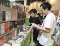 Des touristes de Chine continentale cherchent des livres dans la section des ouvrages interdits en Chine. (Yu Gang/Epoch Times)