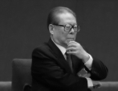 8 novembre 2012: Jiang Zemin, ancien dirigeant du Parti communiste chinois, assiste à l’ouverture du 18e Congrès national à Pékin. Lors de ce Congrès, Xi Jinping, instigateur de la campagne de lutte anti-corruption qui vise principalement les membres de la faction de Jiang Zemin, a été nommé  dirigeant du Parti. (Feng Li/Getty Images)