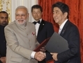 Les premiers ministres de l’Inde et du Japon, respectivement Narendra Modri et Shinzo Abe, se serrent la main lors d’une cérémonie à Tokyo le 1er septembre 2014. (Shizuo Kambayashi/AFP/Getty Images)  