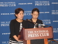 Geng He (gauche) au National Press Club de Washington le 9 septembre 2014. Elle sollicite l’aide du gouvernement américain pour secourir son mari, l’avocat chinois Gao Zhisheng, récemment libéré par le régime. (Tiffany Wu/Epoch Times)