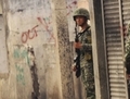 Des marines patrouillent dans un quartier de Zamboanga. L’insécurité règne toujours dans ce secteur. (Jason Gutierrez/IRIN)