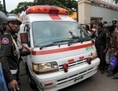 23 novembre 2010, Cambodge: des policiers militaires cambodgiens montent la garde tandis qu’une ambulance traverse la foule devant l’hôpital de Phnom Penh. Un hôpital militaire au Cambodge a récemment été la cible d’une opération policière pour avoir abrité un réseau de trafic d’organes, impliquant au moins un médecin chinois. (Tang Chhin Sothy/AFP/Getty Images)
