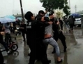 15 septembre 2014: des agents de police attanquent un manifestant qui protestait contre la pollution causée par une usine chimique dans le canton de Huojia, ville de Xinxiang, province du Henan. (Copie d'écran/Weibo.com)