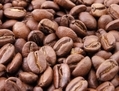 Que cela soit pour la peau, le cerveau ou encore le corps, certaines études nous encouragent à consommer, avec modération, cette boisson tirée des graines grillées et moulues du caféier. (Wikimedia) 