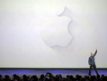 Le PDG d'Apple Tim Cook salue la foule avant d’introduire le nouvel iPhone 6 et l'iPhone 6 Plus le mardi 9 septembre 2014, à Cupertino, en Californie. (AP Photo/Marcio Jose Sanchez)   