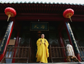 Shi Yongxin, abbé du temple de Shaolin, sort de sa chambre, le 7 avril 2005 à Dengfeng, province du Henan, en Chine. Le temple a poursuivi le gouvernement local pour avoir une plus grande part des frais d'admission pour le site touristique du temple. (Cancan Chu / Getty Images) 