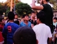 Capture d’écran d’une vidéo de propagande de la branche médiatique du groupe terroriste État islamique, Al-Hayat Media Center, où des militants sont vus offrent des bonbons à des enfants. (Capture d’écran)