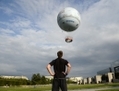 Le ballon Airparif permet de mesure la qualité de l’air à Paris. (Bertrand Guay/AFP/Getty Images)
