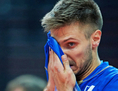 Antonin Rouzier, de l’équipe de France de volley-ball, s’essuie le front lors de la rencontre qui opposait la France à l’Allemagne le 16 septembre dernier à Katowice en Pologne. (Adam Nurkiewicz/Getty Images)

