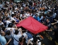 3 octobre 2014 à Hong Kong: Des habitants et des partisans de Pékin renverse une tente des militants pro-démocratie dans le quartier animé de Mongkok. (AP Photo/Wong Maye-E)
