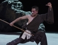 Wu Hsing-Kuo interprète Shakespeare en mandarin avec toute la symbolique et les codes de l’opéra chinois. ( Boin Carey)