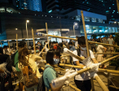 13 octobre 2014 à Hong Kong: Des manifestants pro-démocratie érigent des barricades en bambou et continuent d’occuper les rues qui entourent le quartier financier de Hong Kong après que les discussions avec le gouvernement ont été annulées. Les manifestants ont menacé d’élargir leurs actions et continuent d’appeler des élections ouvertes et la démission de Leung Chun-ying. (Photo by Anthony Kwan/Getty Images)
