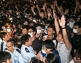 16 octobre 2014: des manifestants pour la démocratie lèvent les mains pour montrer aux policiers qu’ils n’ont pas d’armes, après qu’ils ont essayé de bloquer la route Lung Wo pour une deuxième nuit consécutive. (Benjamin Chasteen/Epoch Times)
