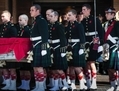 Des frères d’armes du caporal Nathan Cirillo transportent son cercueil vers le corbillard à Ottawa, le 24 octobre 2014. (Andrew Burton/Getty Images)