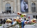 Devant le Grand Palais, à Paris,Niki attend le visiteur de pied ferme.(PATRICK KOVARIK/AFP/Getty Images)