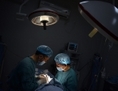 Deux chirurgients menant une opération de transplantation,dans le Sud Ouest de la Chine,à Chongqin, le 9 août 2013. (Peter Parks/AFP/Getty Images)