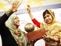 Depuis 2011, Malala a reçu une vingtaine de prix – tels que le prix national de la Jeunesse pour la Paix 2012, le prix Simone de Beauvoir 2013, le prix Sakharov 2013, etc. (Bas Czerwinski/AFP/Getty Images)
