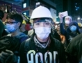 Un manifestant bien protégé devant la ligne de front d’une confrontation entre manifestants et policiers à Mong Kok, Hong Kong, le 5 novembre 2014. (Benjamin Chasteen/Epoch Times)
