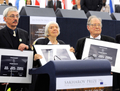 Des membres de l'ONG russe Mémorial reçoivent le prix Sakharov pour la liberté de l'esprit au Parlement européen, à Strasbourg, en 2009. De gauche à droite : Oleg Orlov, Lyudmila Alexeyeva et Sergeï Kovalev. (Johanna Leguerre/AFP/Getty Images)