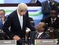 Le président du Burkina Faso, Blaise Comparoé, serre la main du secrétaire d’État américain John Kerry le 6 août 2014 à Washington. Comparoé a été déposé par un soulèvement populaire. (Jim Watson/AFP/Getty Images)