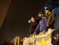 De gauche à droite, Alex Chow, Eason Chung et Nathan Law s’adressent à la foule sur la scène principale de l’Amirauté le 14 novembre 2014. (Student Movement HKFS/Twitter.com)

