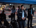19 novembre 2014: Des agents de police de Hong Kong surveillent une barricade construite par les manifestants pro-démocratie dans le quartier de Mong Kok. Ce 19 novembre, des affrontements ont eu lieu entre police et manifestants après qu’un petit groupe ait essayé de pénétrer dans le bâtiment du Conseil législatif. (Alex Ogle/AFP/Getty Images)

