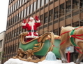 La star tant attendue des enfants, le Père Noël, est descendue du Pôle Nord spécialement pour saluer les milliers d’enfants rassemblés tout au long de la rue Sainte-Catherine. (Nathalie Dieul/Époque Times)