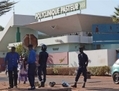 À la clinique Pasteur de Bamako, des policiers ont refoulé des patients quand l'hôpital a été placé en quarantaine à cause du virus Ebola. (Katarina Höije/IRIN)