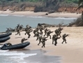 Les troupes de la CEEAC débarquent sur une plage de la République du Congo dans le cadre de manœuvres multinationales. (Laudes Mbon/IRIN)