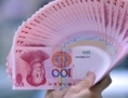 11 novembre 2010: un employé compte des billets en yuan dans une banque de Taipei. Le 11 novembre, les dirigeants mondiaux se sont réunis pour un sommet de deux jours consacré aux tentatives de rééquilibrer l’économie mondiale et résoudre des différends monétaires. (Photo AFP/ Patrick Lin) 
