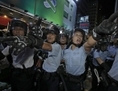 Des agents de police lancent des ordres à l’attention des manifestants du quartier occupé de Mong Kok à Hong Kong. (AP Photo/Vincent Yu)
