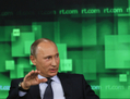 Le président russe, Vladimir Poutine, est interviewé durant sa visite dans les bureaux de la chaîne étatisée RT (Russia Today), reconnue pour ses bas standards journalistiques. (Yuri Kochetkov/AFP/Getty Images)  