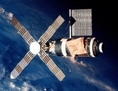 Skylab, station ayant pavée la voie pour la station spatiale internationale. Cette photo montre le module tel qu’il était lors du départ de l’équipe de Sky Lab 2 en 1973 : un pare-soleil couvre le module principal et les 4 panneaux solaires sont attachés au télescope Apollo utilisé pour l’exploration astronomique. (Wikimedia Commons)