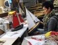Une employée finit d’assembler les pièces d’un voilier pour enfant dans l’entreprise Tirot à Romagne en Bretagne. Tirot est le dernier fabricant de bateau-jouet 100 % français. (Jean-Francois Monier/AFP/Getty Images)
