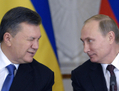 L’ex-président ukrainien, Viktor Yanukovych, fait un clin d’œil à Vladimir Poutine le 17 décembre 2013 à Moscou. Finalement, peut-être une complicité traître. Un an plus tard, Yanukovych a fui l’Ukraine, Poutine a annexé du territoire ukrainien, la Russie est assommée par des sanctions, et son économie est très fragilisée. (Alexander Nemenov/AFP/Getty Images)  