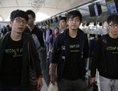 Le leader de la Fédération des étudiants de Hong Kong Alex Chow (centre), les membres du comité Nathan Law (gauche) et Eason Chung (droite) ont été interdits de se rendre à Pékin depuis l’aéroport international de Hong Kong le 15 novembre 2014. (AP Photo/Vincent Yu)
