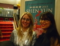 Rim Zid (à gauche) et Zeineb Ouni devant l’affiche de Shen Yun à l’entracte de la représentation du 7 janvier à la Place des Arts de Montréal. (Nathalie Dieul/Epoch Times)