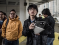 Joshua Wong (centre), figure de proue du mouvement étudiant pour la démocratie à Hong Kong, devant la haute Cour le 8 janvier 2015. (Philippe Lopez/AFP/Getty Images)

