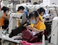 Le 17 septembre 2013, des ouvriers travaillent dans une usine de chaussures de Jinjiang dans la province du Fujian au sud de la Chine. Un grand nombre de grands fabricants de produits d’origine ont récemment mis la clé sous la porte en Chine. (STR/AFP/Getty Images)
