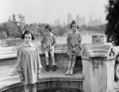 Marion, Renate et Karen Gumprecht. Trois soeurs prises en charge par le National Refugee Service et la Hebrew Immigrant Aid Society, peu après leur arrivée aux États-Unis, Central Park, New York, 1941. (Mara Vishniac Kohn, Courtesy International Center of Photography)
  