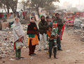 Les habitants d’un bidonville dans la localité de Kanega à Gurgaon, en banlieue de Delhi, le 15 janvier 2015. Ils n’ont pas de toilettes et doivent faire leurs besoins sur les tas de déchets domestiques et de construction se trouvant tout près. (Venus Upadhayaya, Époque Times)