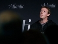 Sur cette photo d'archives, le patron de Facebook Mark Zuckerberg s'exprime au Newseum de Washington DC. Mark Zuckerberg semble vouloir s'attirer les faveurs du régime chinois. Est-ce pour faire entrer Facebook en Chine?
