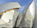 Vue de la Fondation Louis Vuitton conçue par l'architecte canadien Frank Gehry. Le bâtiment prend la forme d'un voilier au milieu des arbres du Bois de Boulogne. Il se compose de douze immenses voiles de verre et fait partie d’une longue tradition de verre architectural comme le Grand Palais.  (Bertrand Guay/Getty Images)
