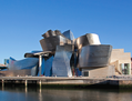 Le musée se trouve au bord du fleuve Nervión. Franck Gehry a su mettre l’accent sur le thème de la mer. (Wikimédia)
