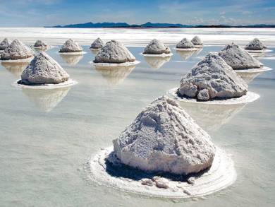 Récolte du sel dans le salar d’Uyuni, en Bolivie. Le salar d’Uyuni (3.700 m) couvre une surface de 12. 000 km² soit la taille de l’Île-de-France, ce qui en fait le désert de sel le plus grand et le plus élevé du monde. (Luca Galuzzi/Wikimédia)
