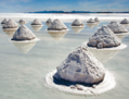 Récolte du sel dans le salar d’Uyuni, en Bolivie. Le salar d’Uyuni (3.700 m) couvre une surface de 12. 000 km² soit la taille de l’Île-de-France, ce qui en fait le désert de sel le plus grand et le plus élevé du monde. (Luca Galuzzi/Wikimédia)
