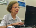 Suzette D’Hooghe, 77ans, travaille sur son ordinateur lors d’une séance d’informatique. (Tim Boyle/Getty Images)
