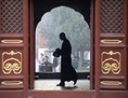 24 octobre 2012, un moine au temple du Lama Yonghegong à Pékin. Depuis quelques années, de nombreux responsables chinois, avides de conseils pour leur carrière, se sont liés d’amitié avec des moines et des maîtres de qigong. (Wang Zhao/AFP/Getty Images)
